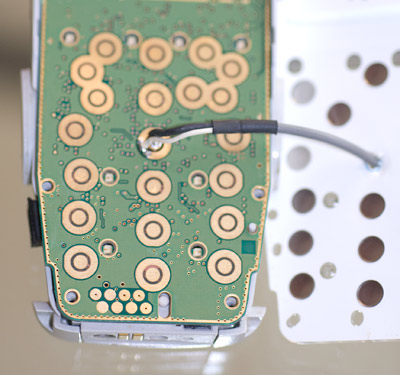 La basetta che si trova sotto la tastiera di gomma del Nokia