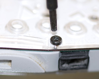 per raggiungere i contatti dei tasti bisogna asportare la parte anteriore del Nokia 3310 e svitare le 6 viti con un cacciavite TORX 6